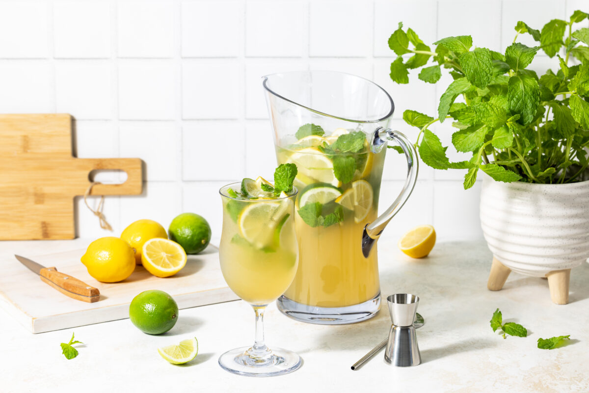 Kald limonade med sitron og lime på et sommerbord