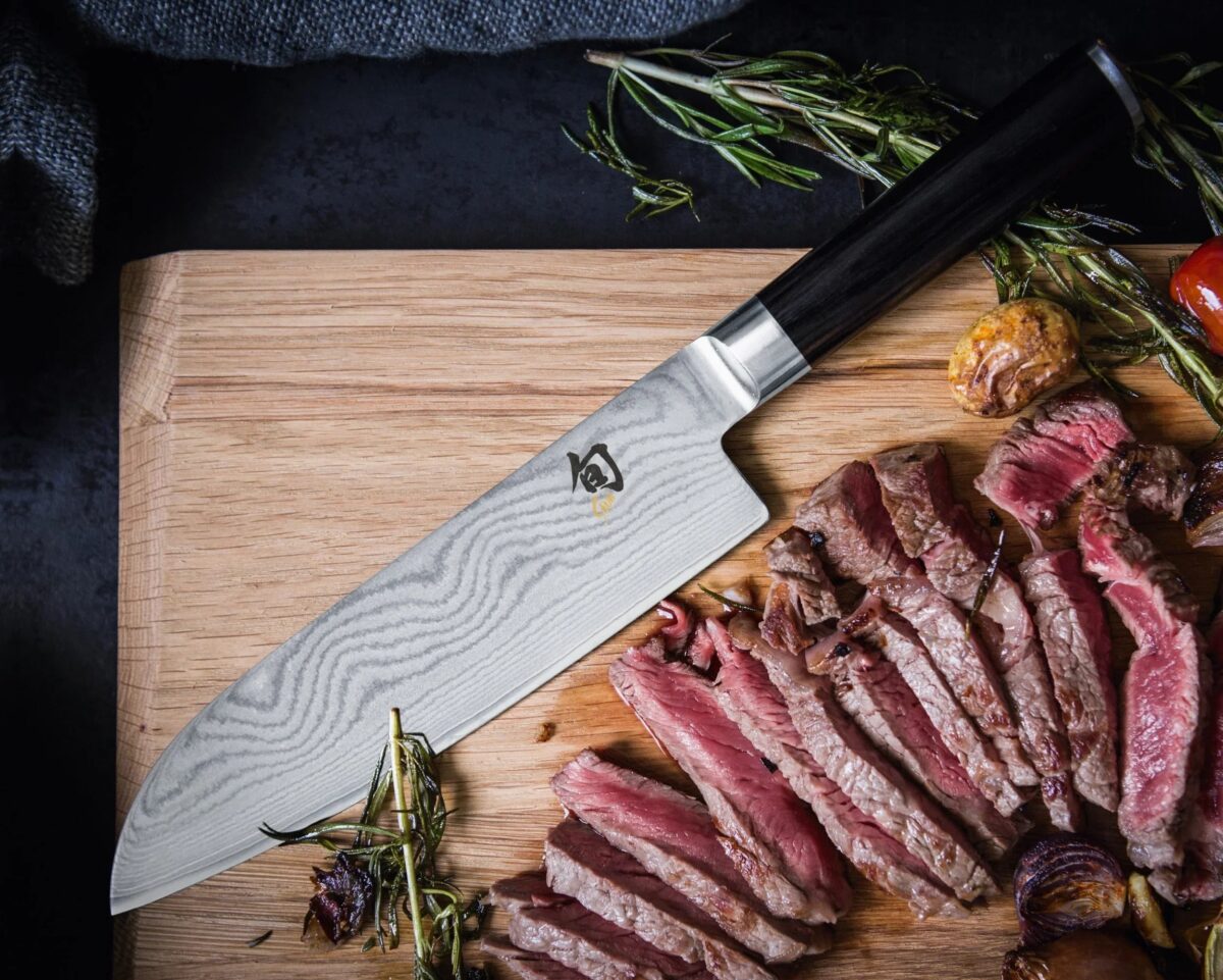 Japansk kokkekniv fra KAI på skjærebrett med biff