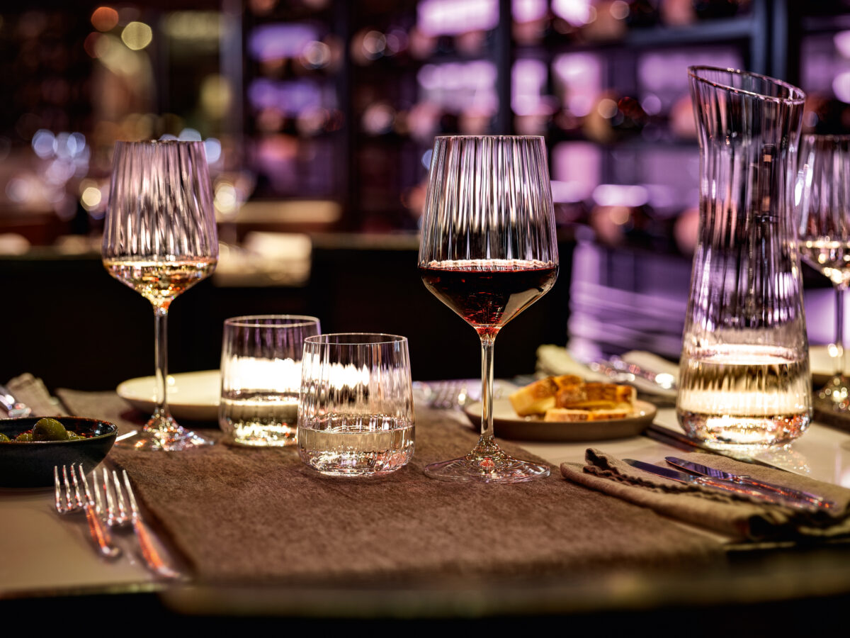Festbord med vinglass og whiskyglass