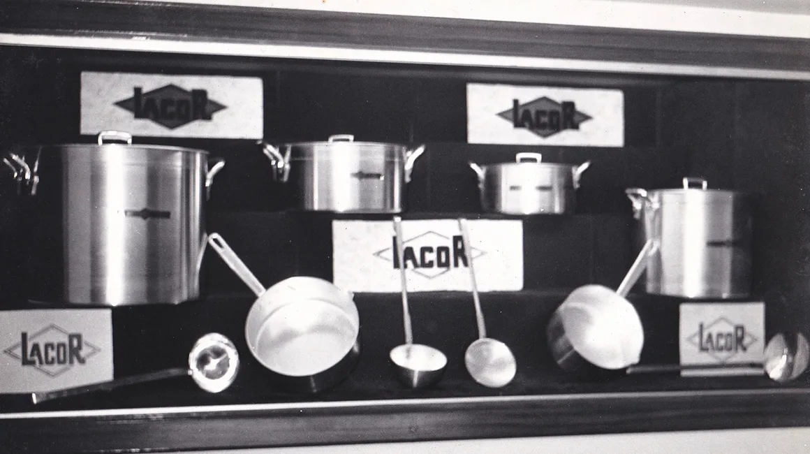 Historisk bilde av kasseroller og kjeler fra Lacor på 1960-tallet